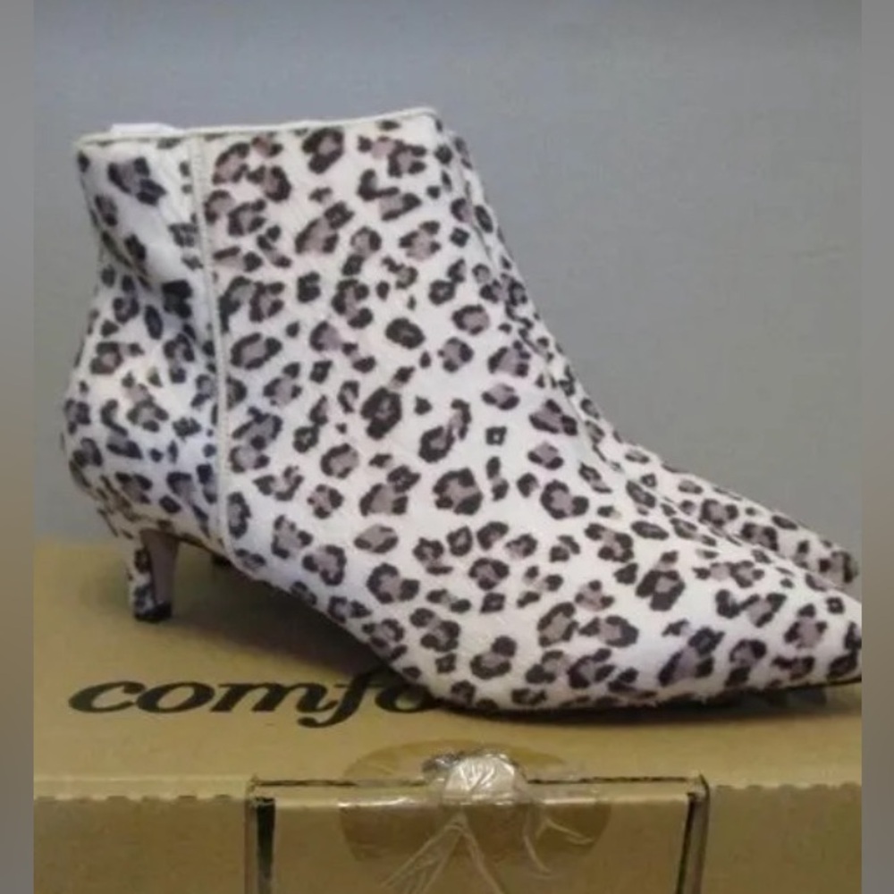 NWT Comfortview Snow Leopard Pattern Ankle Booties